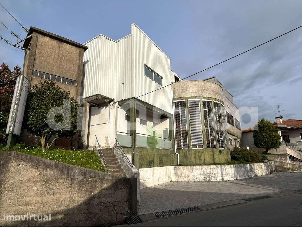 Escritório inserido num armazém industrial - Grande imagem: 3/12