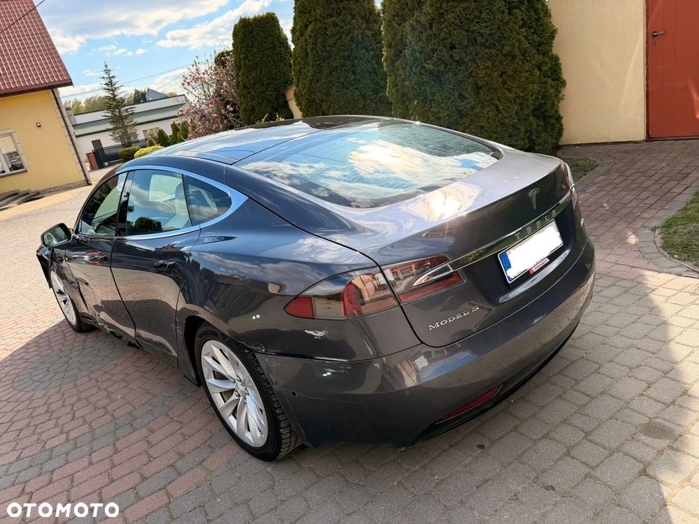 Tesla Model S - 3