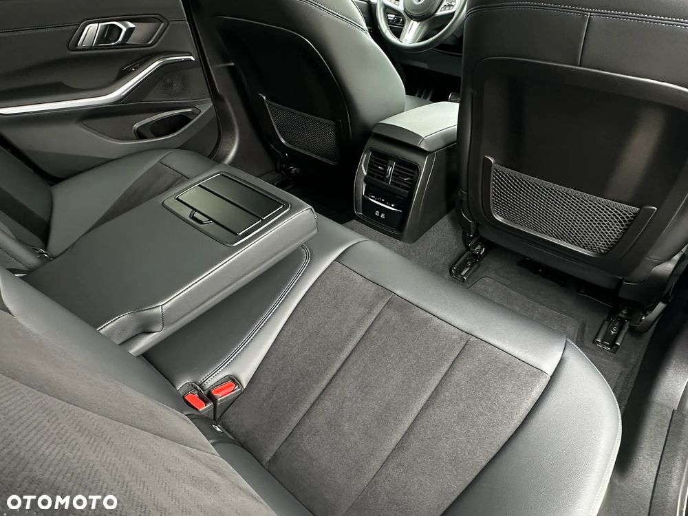 BMW Seria 3 318i M Sport - 27