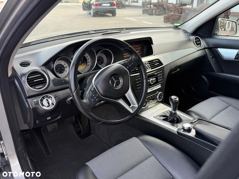 Mercedes-Benz Klasa C 180 CGI BlueEFFICIENCY Avantgarde - 38