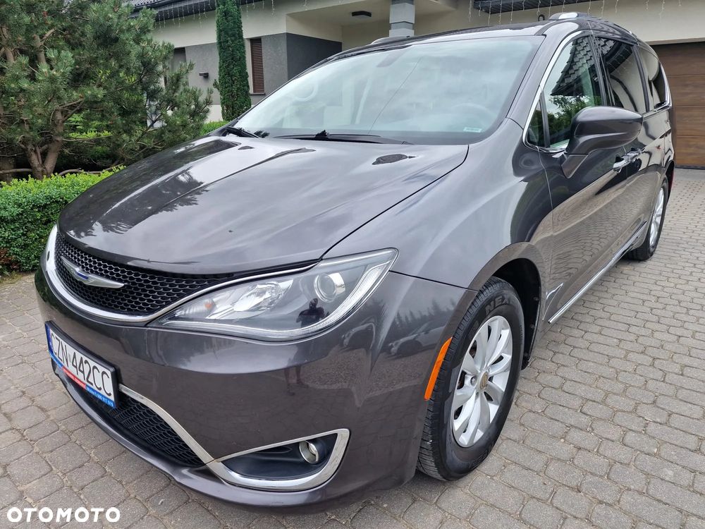 Chrysler Pacifica - 16