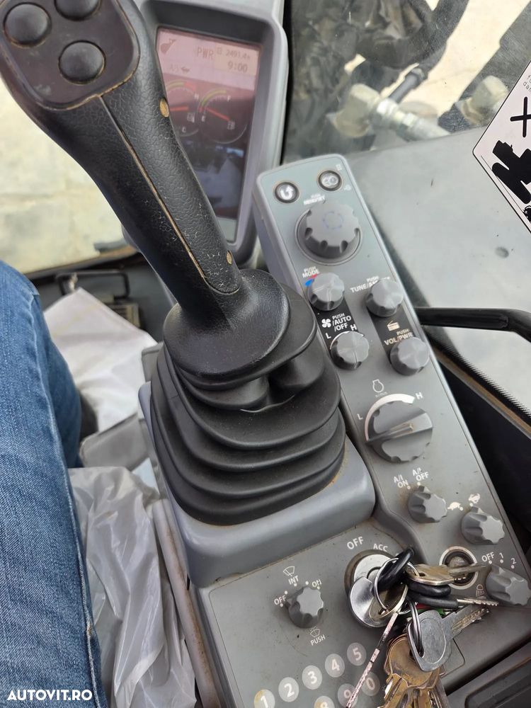 Hitachi ZX85-6, 2022, 2.491h, Masa operationala 8,6t, cupla rapida HIDRAULICA+3 CUPE NOI, senile paduri cauciuc, inst picon si inst rotire pe brate, ad sapare 5m, ridica 3,8t, aer cond, LAMA, STARE FOARTE BUNA, posibil leasing 4 ani-PROMOTIE 62.900 EUR+Tva - 5