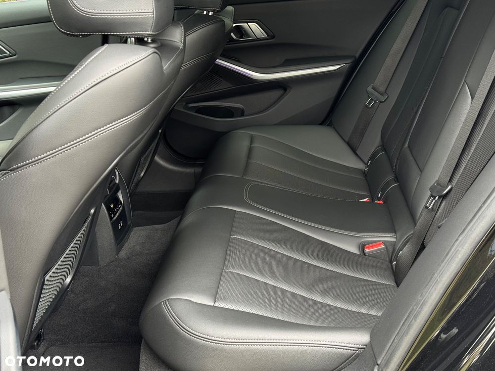 BMW Seria 3 320d Luxury Line Purity sport - 32