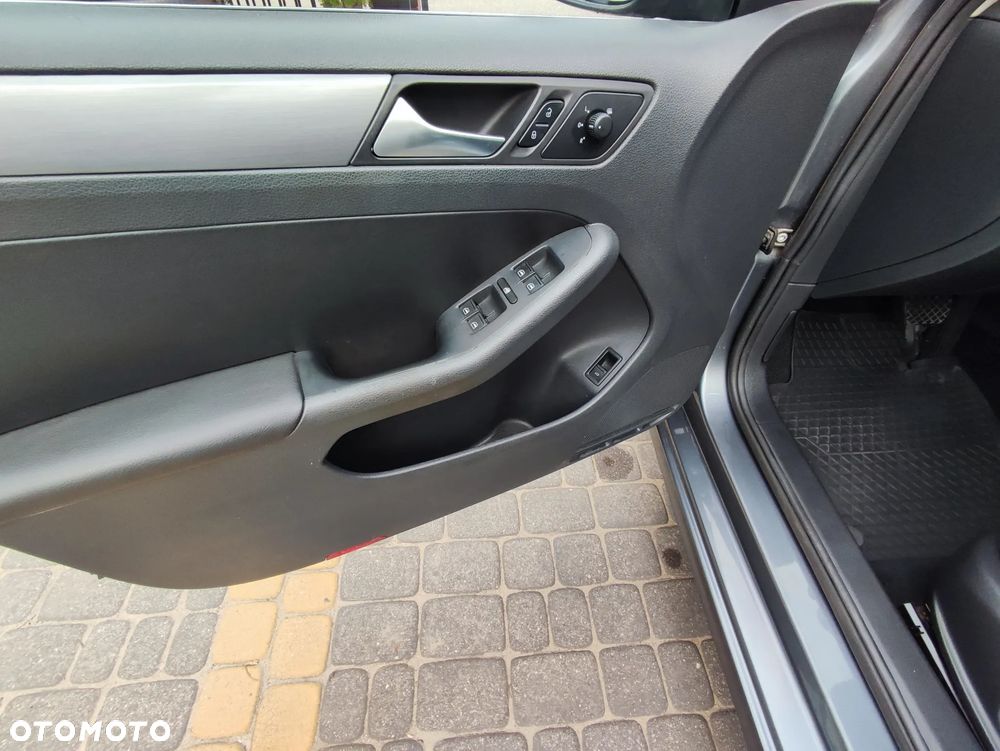 Volkswagen Jetta 2.0 TDI Highline DSG - 20