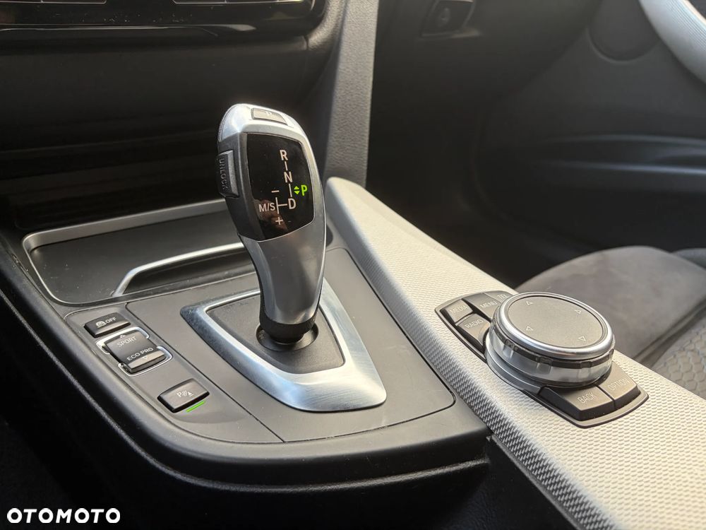 BMW Seria 3 318d Edition M Sport Shadow - 30