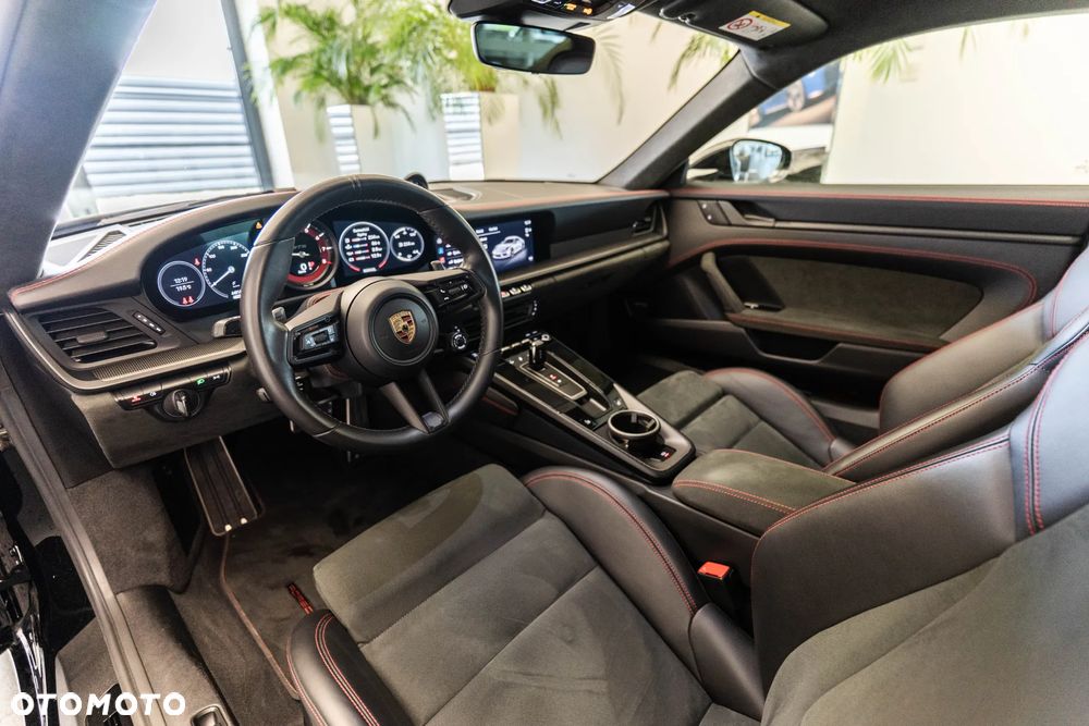Porsche 911 Carrera 4 GTS - 17