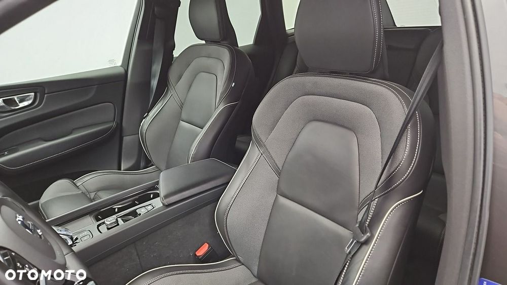 Volvo XC 60 B4 D AWD Plus Dark - 11