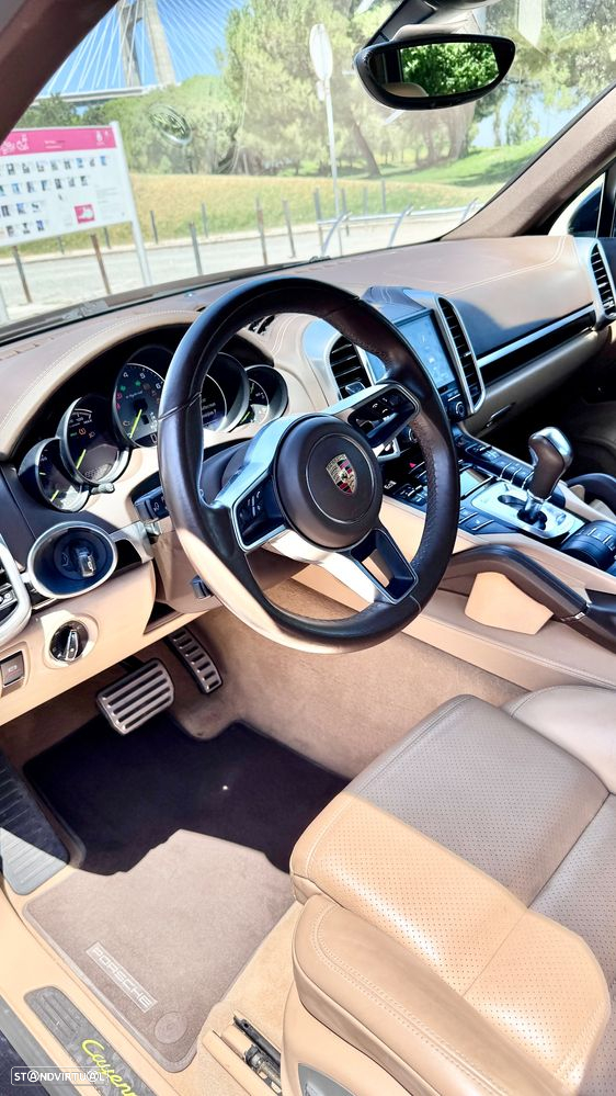 Porsche Cayenne S E-Hybrid - 3
