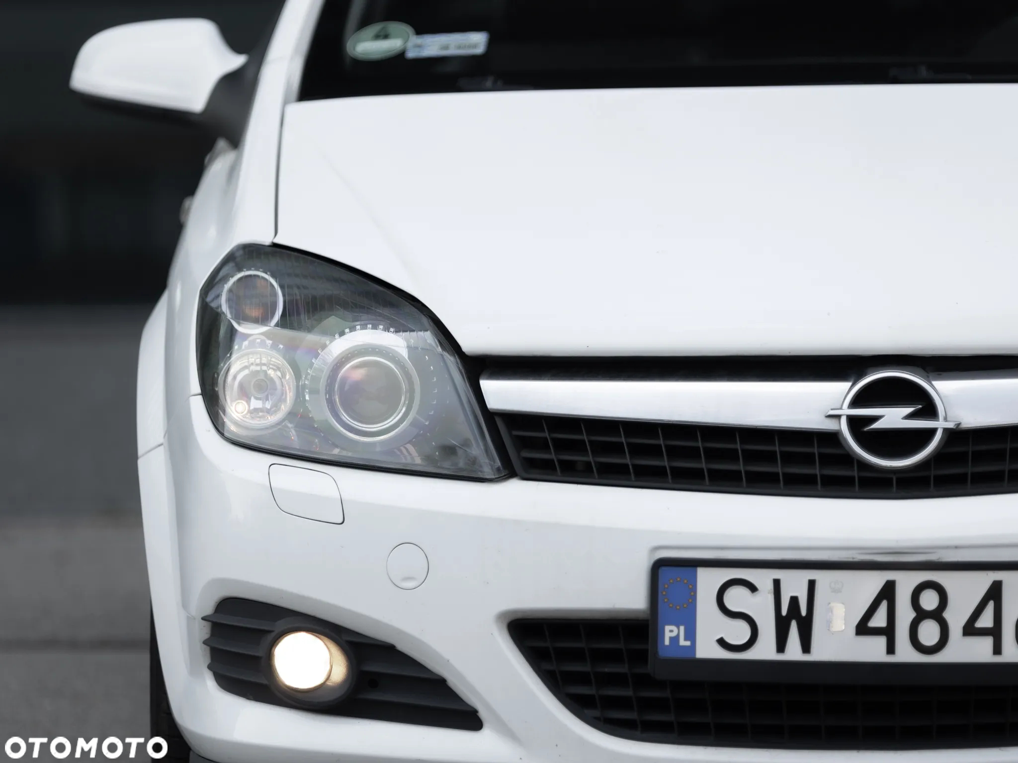 Opel Astra GTC 1.6 Black&White - 31