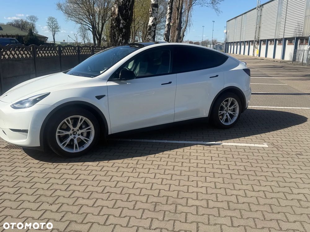 Tesla Y - 1