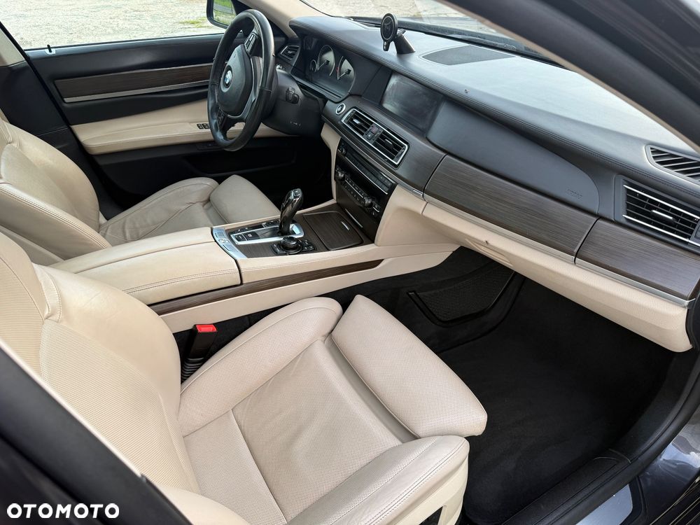 BMW Seria 7 750i xDrive - 9