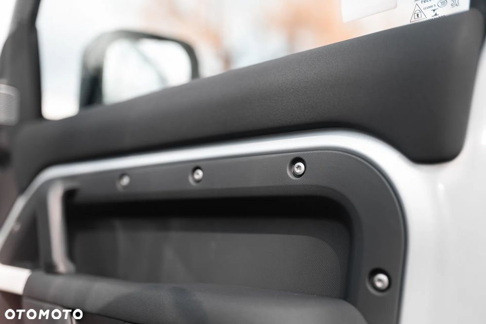 Land Rover Defender 3.0 P400 mHEV First Edition - 32