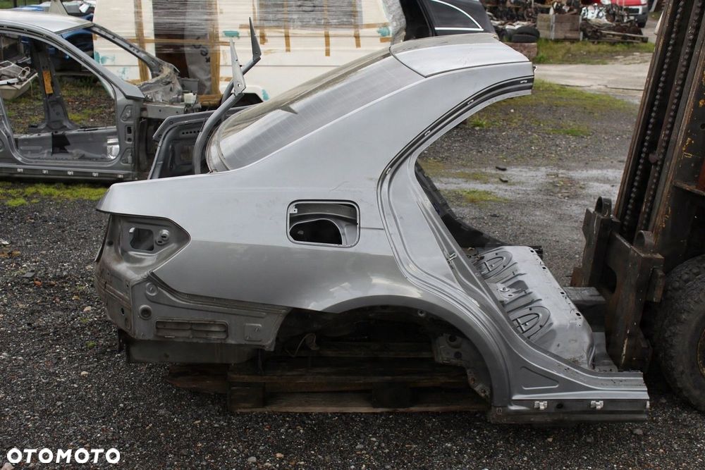 PAS TYLNY Z BŁOTNIKAMI MERCEDES W212 - 3