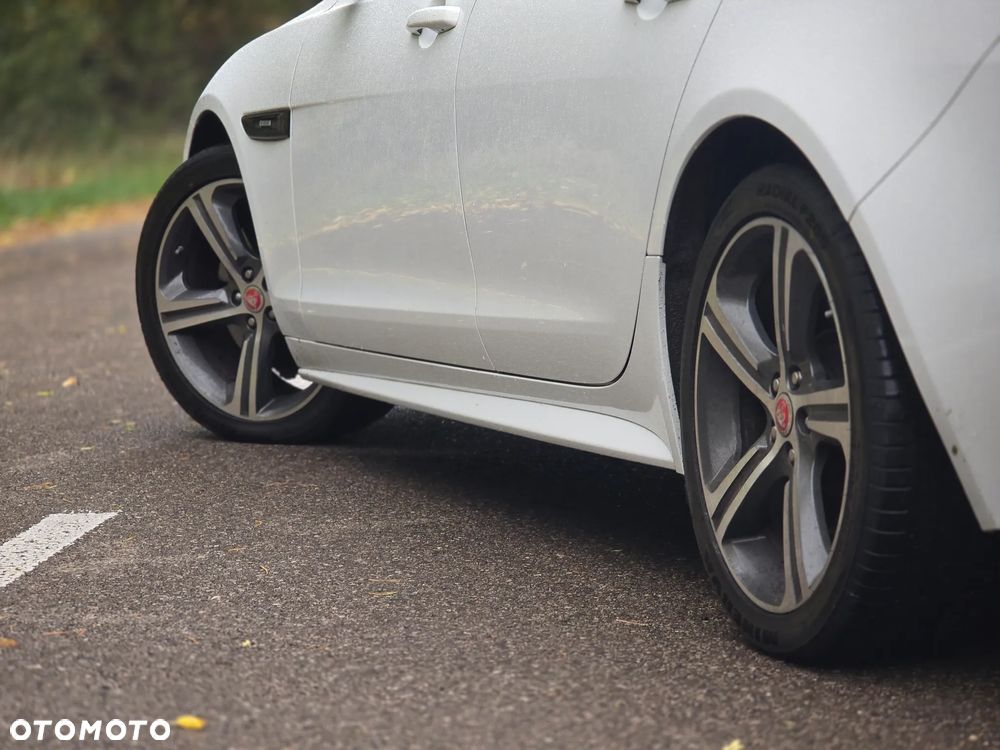 Jaguar XF 2.0 i4D AWD R-Sport - 35