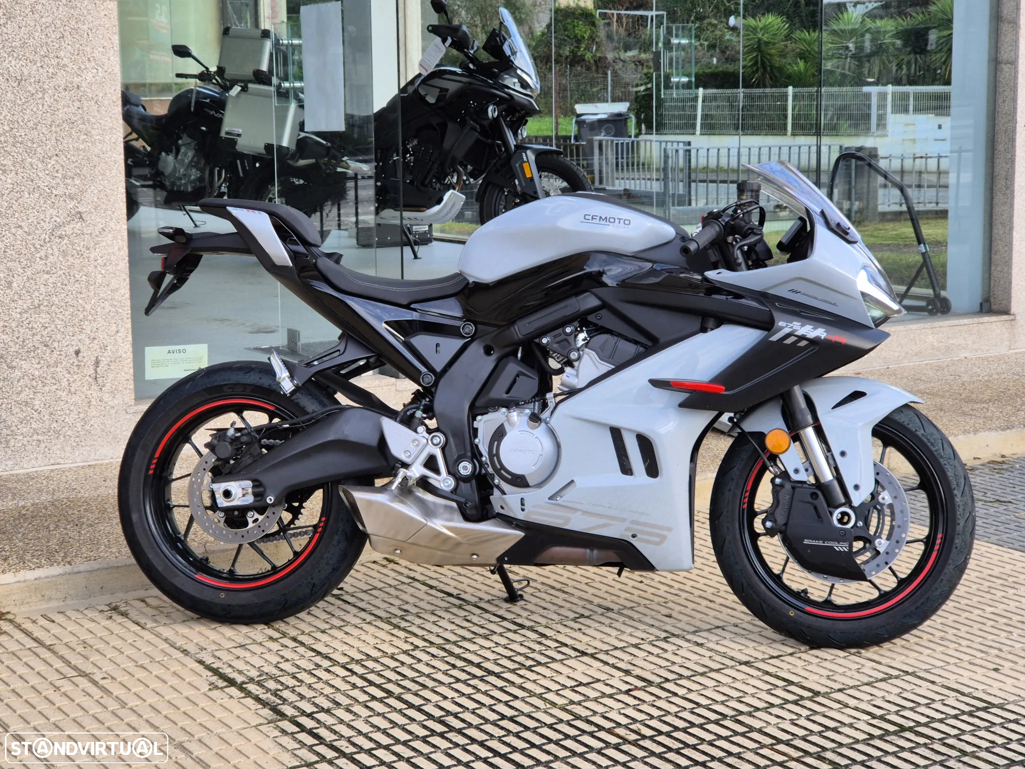 CF Moto 675SR-R - 3