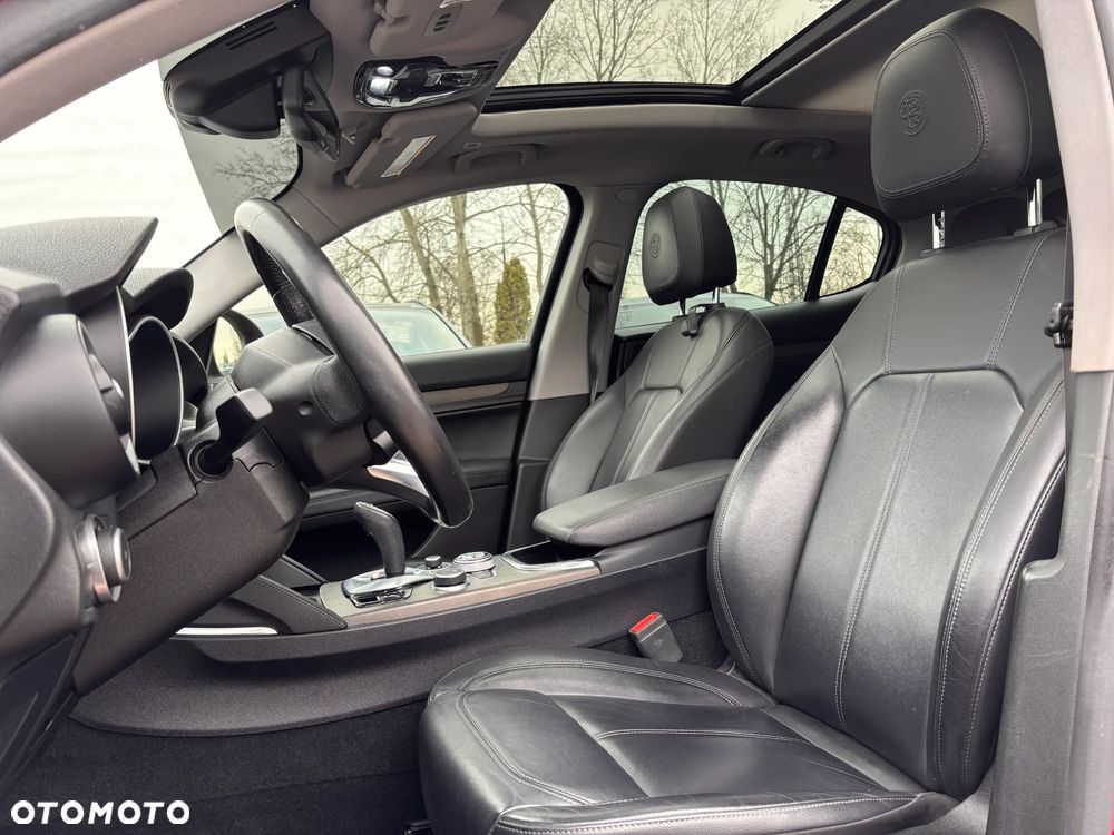 Alfa Romeo Stelvio - 16