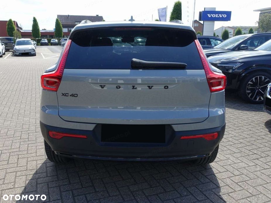 Volvo XC 40 B4 Plus Black Edition - 3