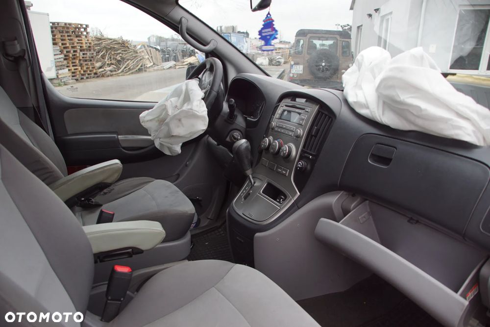 Auto na części - Hyundai H1 II 2.5 CRDI 170 KM D4CB YCQA2 P2S 2012R Silnik Skrzynia Drzwi Maska Błotnik Zderzak Klapa Lusterko Klamka Szyba Deska Kokpit Sterownik Moduł Czujnik Licznik Panel Kierownica - 15