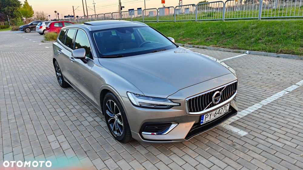 Volvo V60 B3 B DKG Momentum - 1