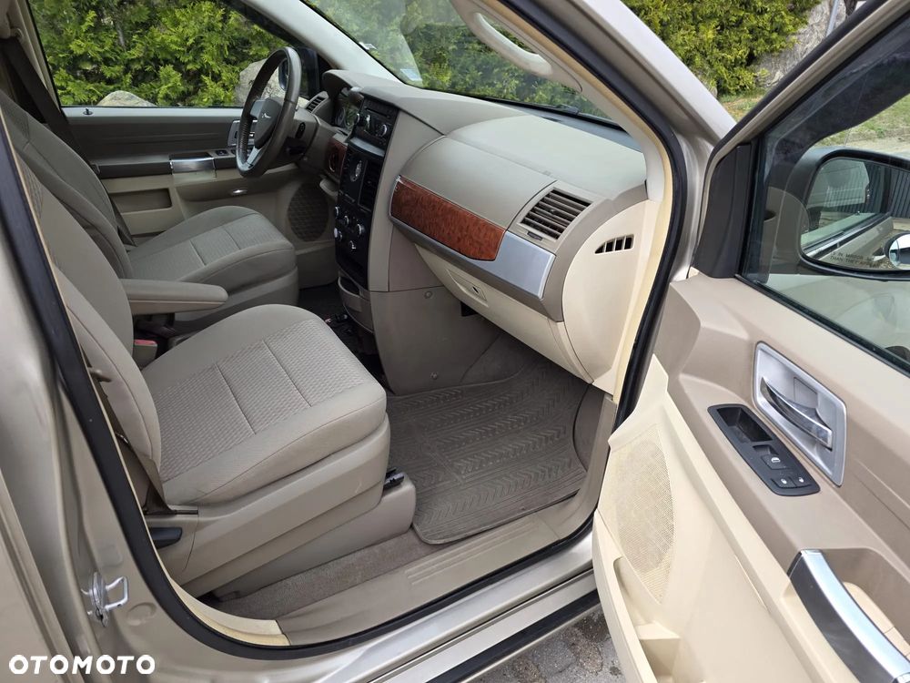 Chrysler Town & Country - 13