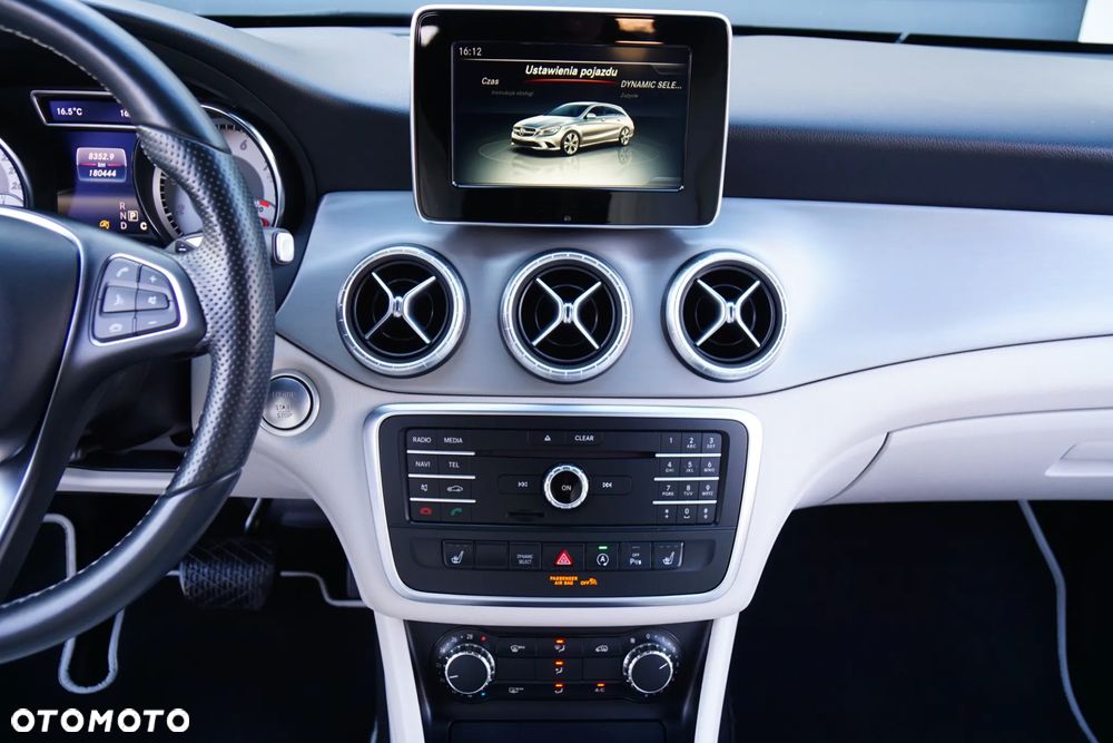 Mercedes-Benz CLA 180 7G-DCT UrbanStyle Edition - 36