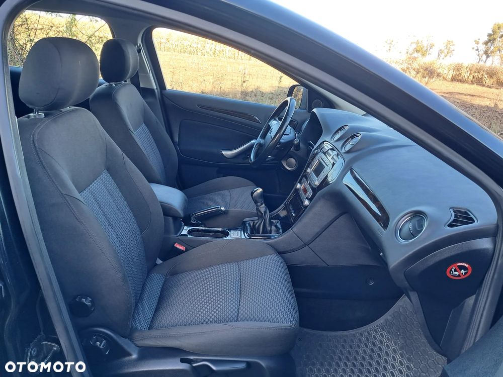 Ford Mondeo 2.0 Ghia - 13