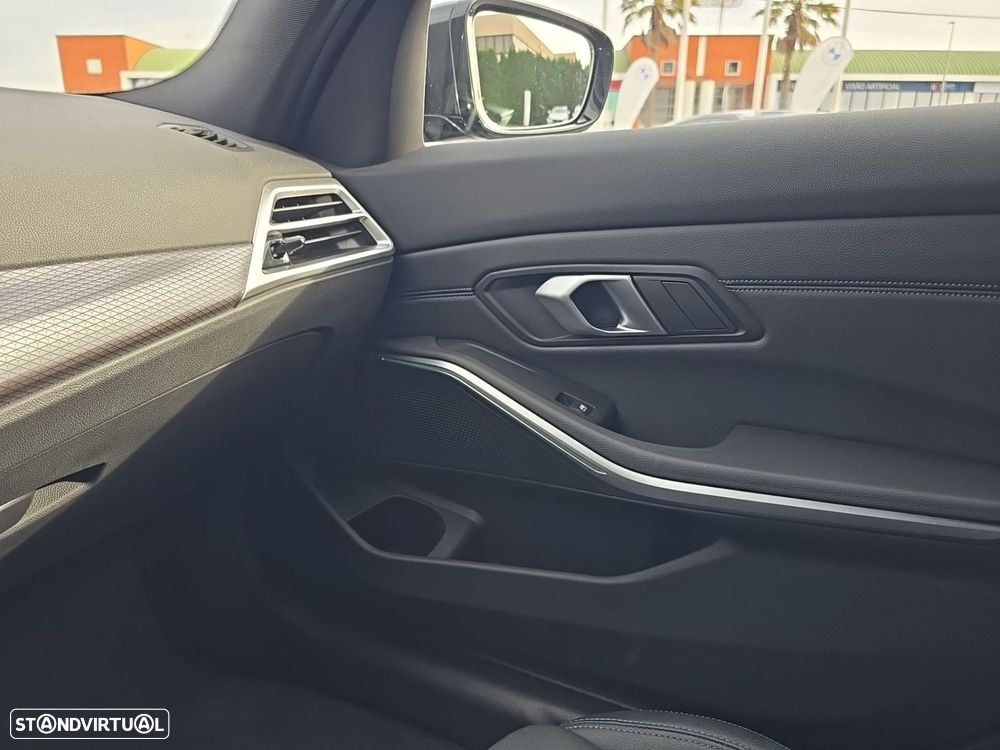BMW 320 d Pack Desportivo M Auto - 28