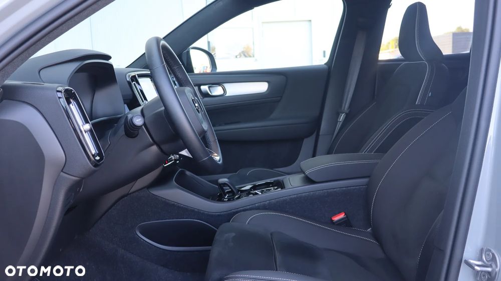 Volvo XC 40 B4 Plus Black Edition - 14