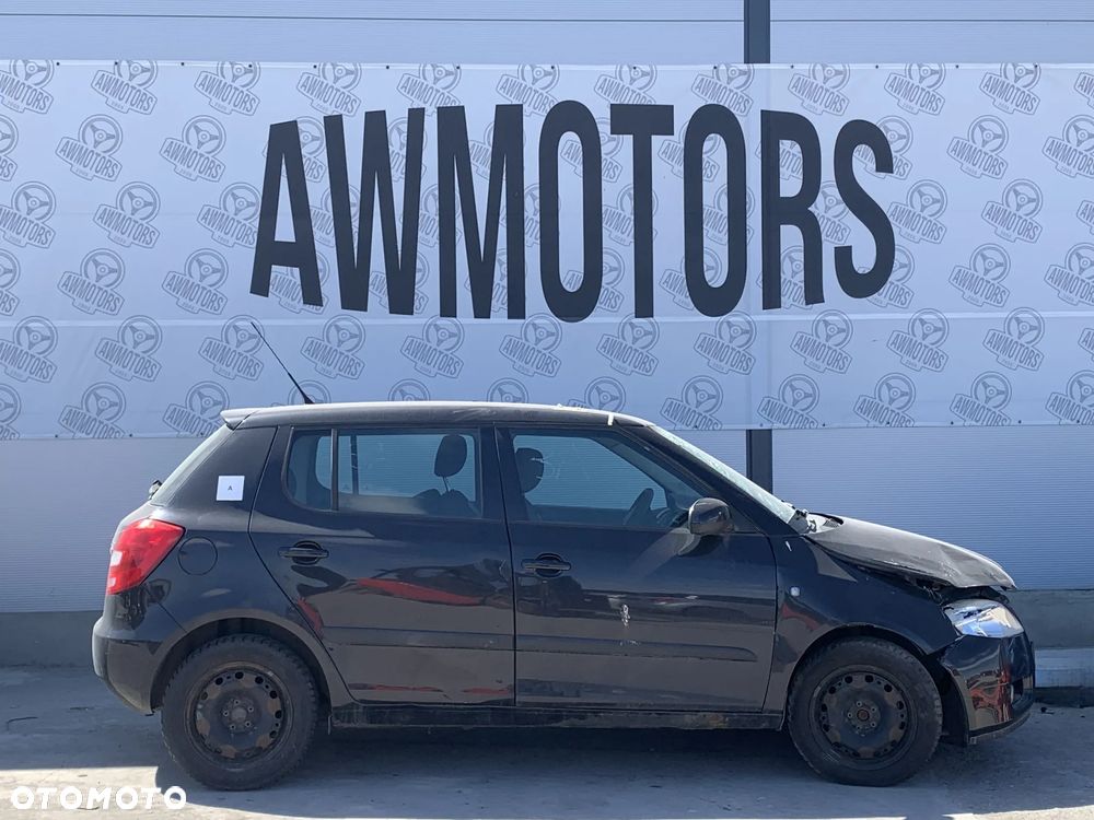 SKODA FABIA 2009 *SAMOCHÓD NA CZĘŚCI* 4578 1Z / F9R  MASKA, LAMPA, DRZWI, LUSTERKO, ZDERZAK, GRILL, BŁOTNIK, KLAPA, BELKA, DESKA, FOTELE, KANAPA, ĆWIARTKA KIEROWNICA, TARCZE, ZACISKI, ZAWIESZENIE, KOMPLETNY PRZÓD, KOMPLETNY TYŁ, LICZNIK, ZEGARY, PRAWE LEWE PRZÓD TYŁ - 3