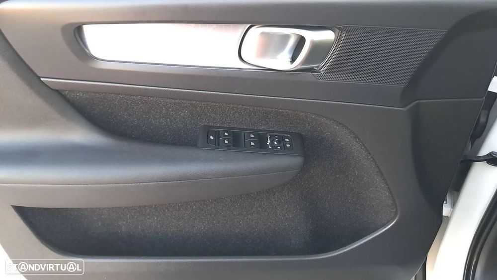 Volvo XC 40 2.0 D3 Momentum Plus - 41