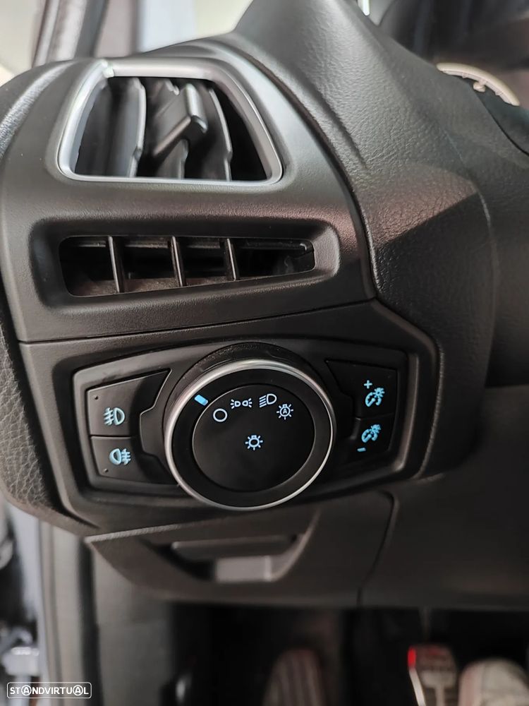 Ford Focus 2.0 EcoBoost ST c/ Pack Pele Desportiva - 25