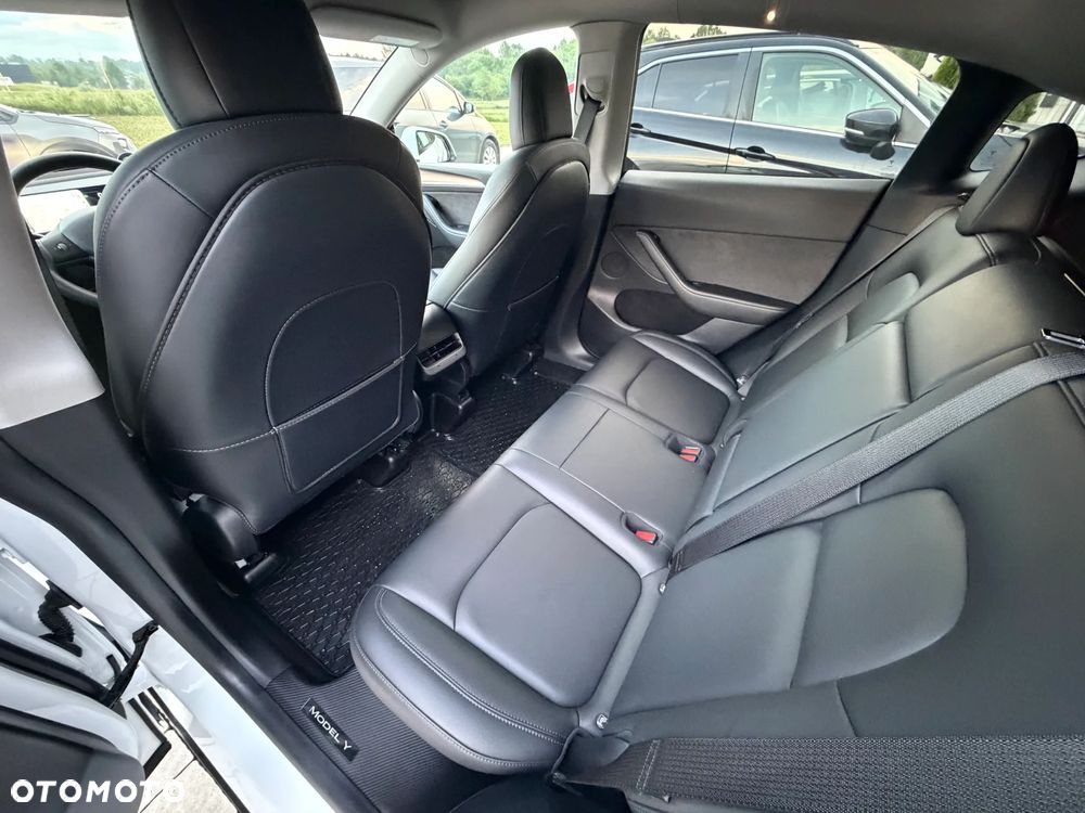 Tesla Model Y Long Range AWD - 17