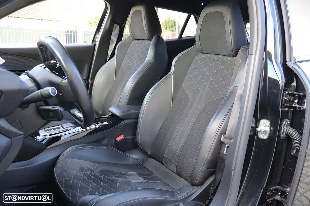 Peugeot e-2008 50 kWh GT - 16