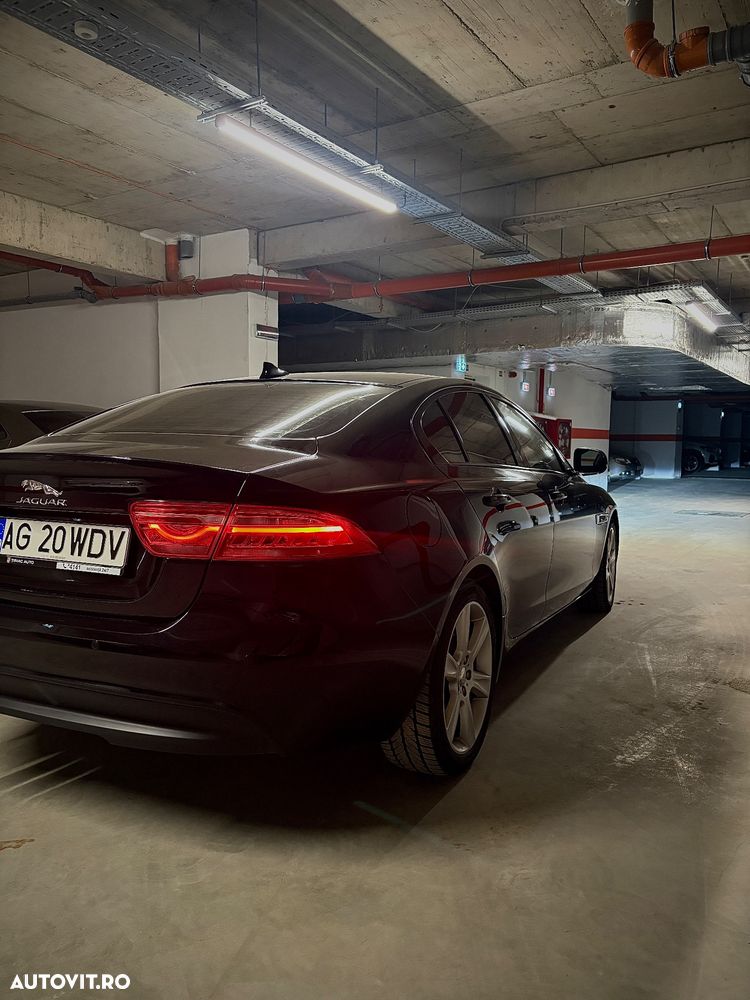 Jaguar XE 2.0 Prestige - 8