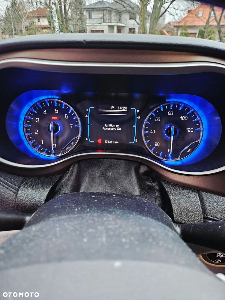 Chrysler Pacifica - 12