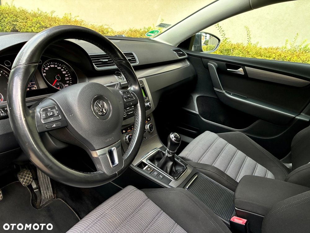 Volkswagen Passat 2.0 TDI Comfortline - 26