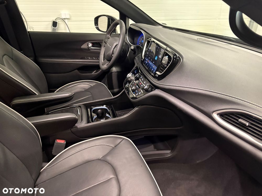 Chrysler Pacifica - 26