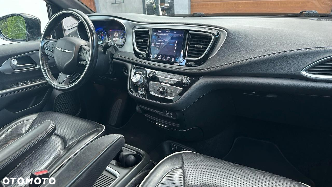 Chrysler Pacifica - 16