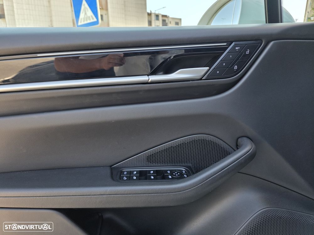 Porsche Macan Electric - 26