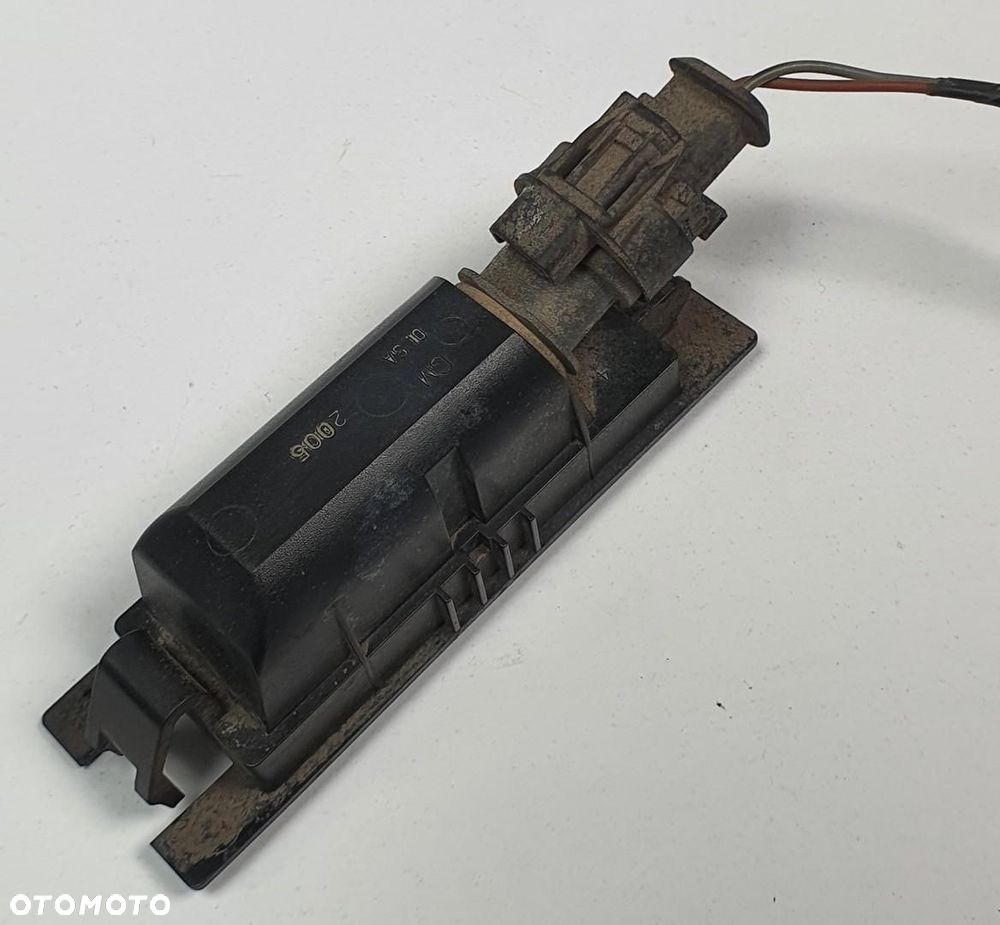 LAMPKA OŚWIETLENIA TABLICY REJESTRACYJNEJ OPEL ASTRA III H 13 139 990 - 2