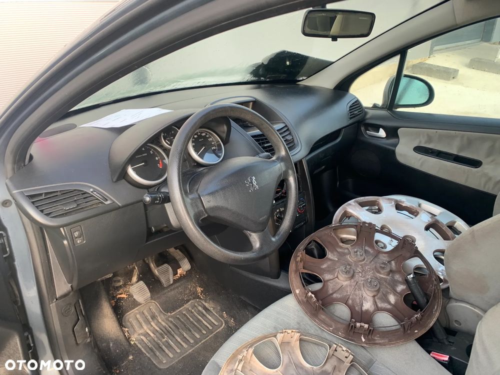 PEUGEOT 207 2006 *SAMOCHÓD NA CZĘŚCI* 2468  MASKA, LAMPA, DRZWI, LUSTERKO, ZDERZAK, GRILL, BŁOTNIK, KLAPA, BELKA, DESKA, FOTELE, KANAPA, ĆWIARTKA, KIEROWNICA, TARCZE, ZACISKI, ZAWIESZENIE, KOMPLETNY PRZÓD, KOMPLETNY TYŁ, LICZNIK, ZEGARY, PRAWE LEWE PRZÓD TYŁ - 5