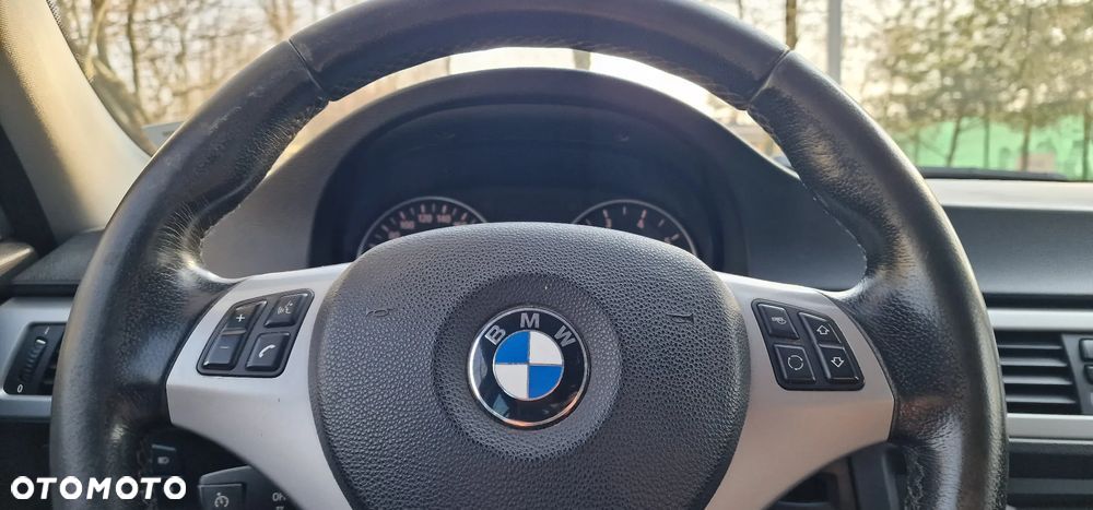BMW Seria 3 318i Touring - 15