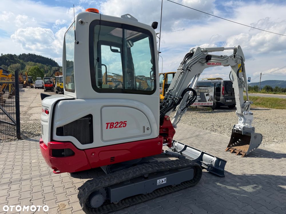 Takeuchi Tb225 - 5