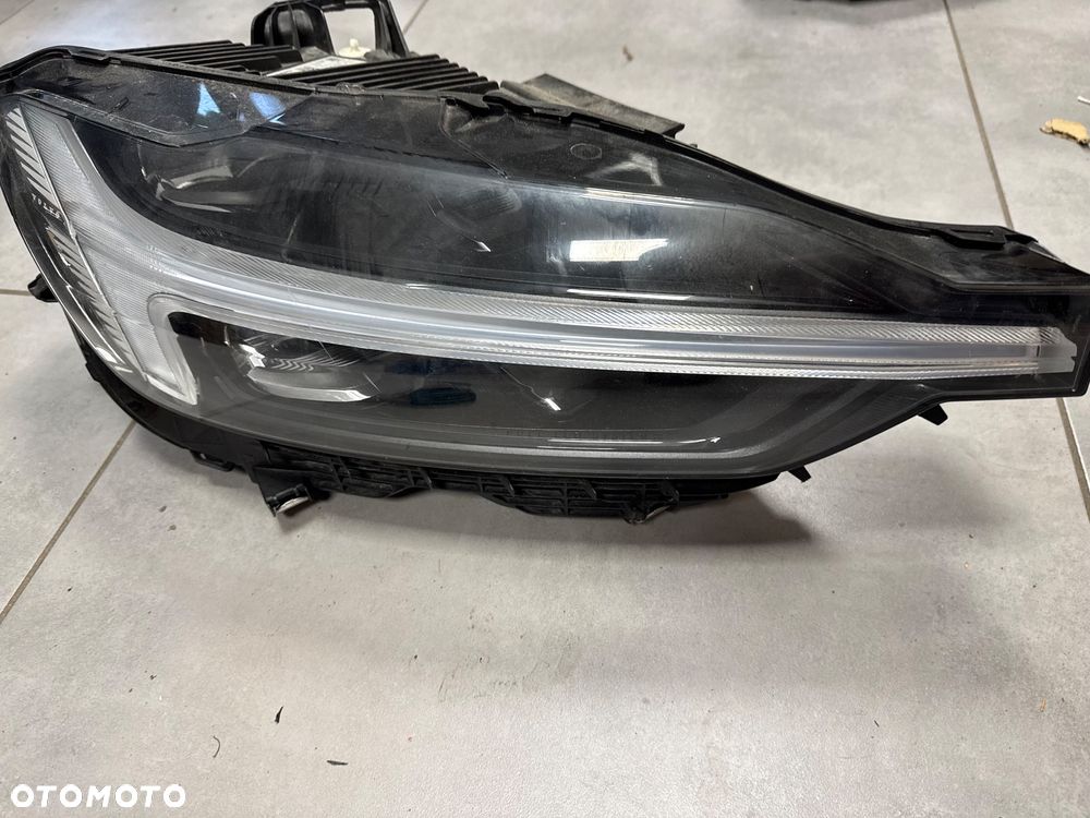 Volvo XC60 II 17- reflektor full led prawy - 1