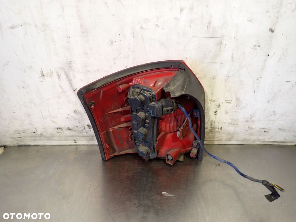 LAMPA PRAWA TYLNA AUDI A4 B6 - 3