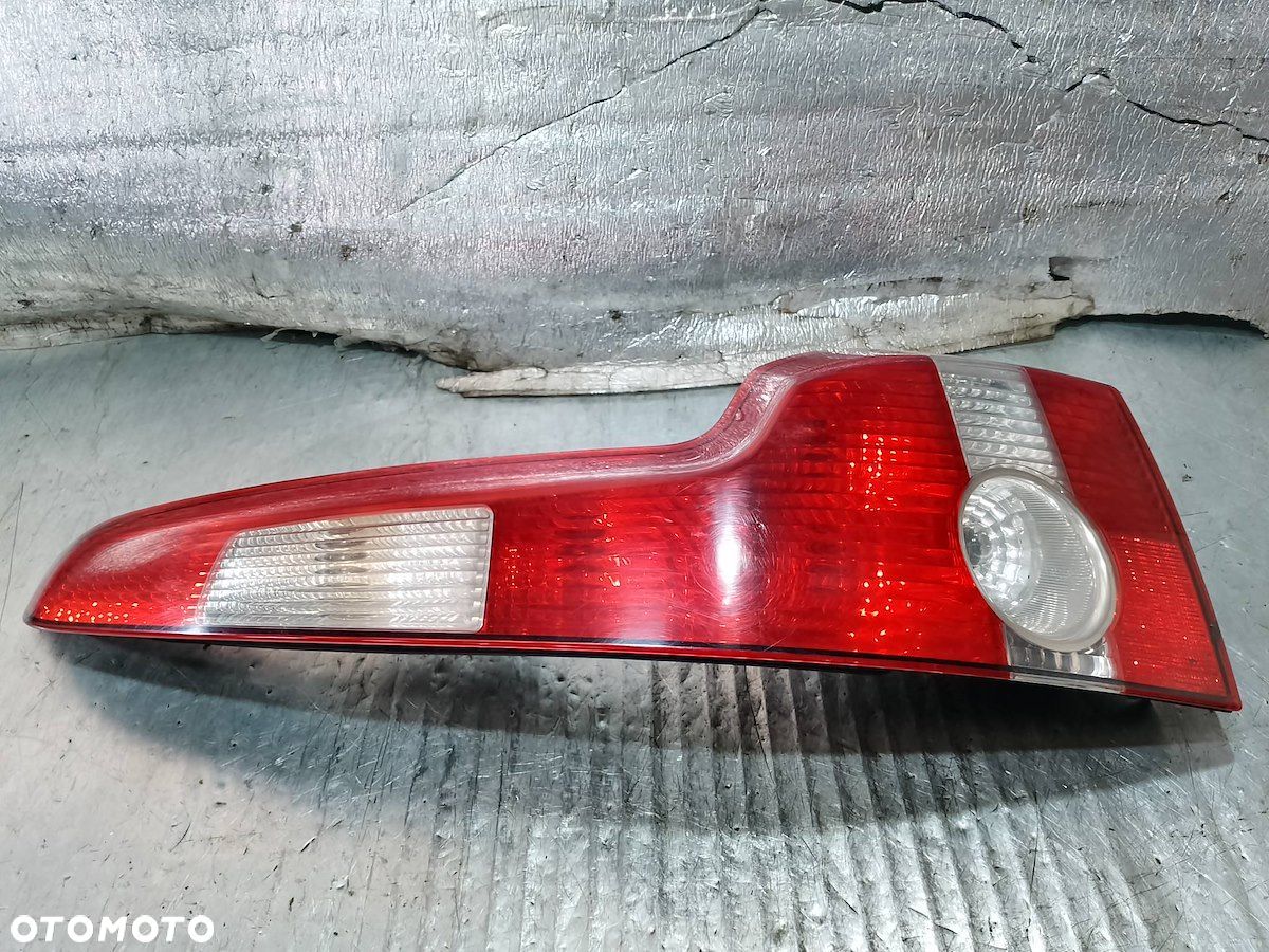 LAMPA TYLNA PRAWA VOLVO V50 30678748 KOMBI - 1