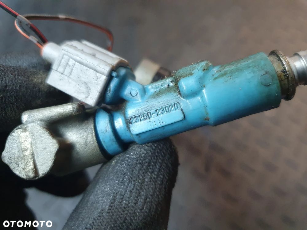 TOYOTA YARIS LISTWA WTRYSKOWA WTRYSKIWACZE 23250-23020 KOMPLET 4SZT ORYGINAŁ - 2