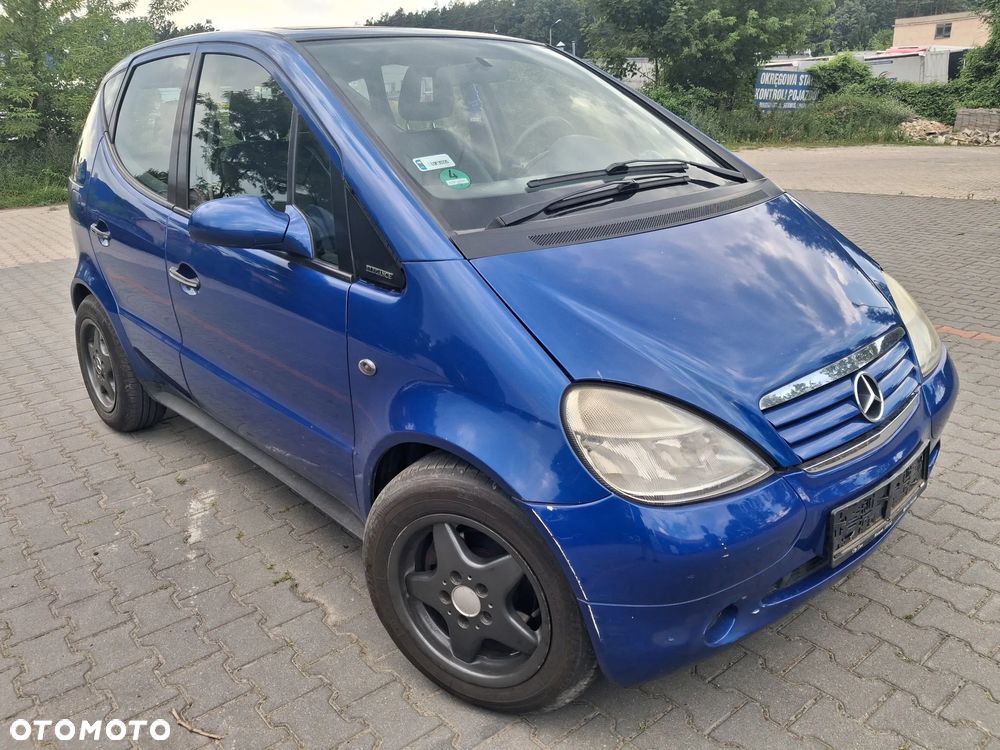 Mercedes A160 ELCH A klasa W168 silnik 1.6 Benzyna 166.930 skrzynia biegów drzwi klapa maska zderzak błotnik lakier 933 Tiefseeblau / Deep Sea Blue alternator listwa wtryskowa przepustnica przepływomierz alternator maglownica wahacz pompa wspomagania sprężarka klimatyzacji cewka wentylator sterownik stacyjka moduł silniczek panel przewód wiązka radio fotel fotele tapicerka skórzana skóra boczek podłokietnik szyba zwrotnica EGR chłodnica pas wzmocnienie lusterko lampa reflektor tłumik wydech halogen hak holowniczy klamka belka sanki mcperson amortyzator sprężyna felga zwrotnica blenda mikrostyk kierownica mechanizm zamek zacisk hamulcowy jarzmo klamka włącznik schowek lewarek wybierak osłona łapa poduszka zbiorniczek rura manetki kolektor pompa ABS sprzęgło konsola tunel kratki nawiewu skóra szyberdach NA CZĘŚCI - 1