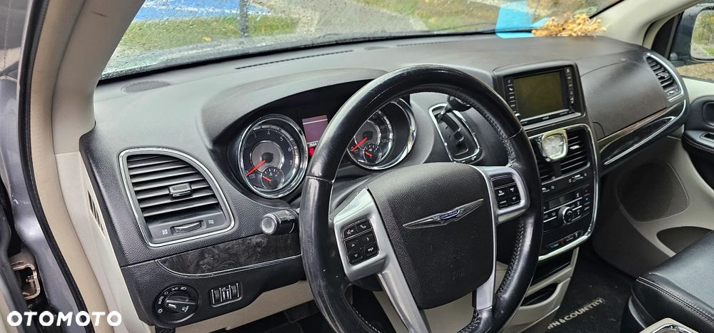 Chrysler Town & Country - 19