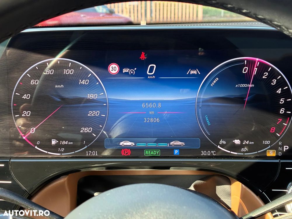 Mercedes-Benz E 300 4MATIC PHEV - 37
